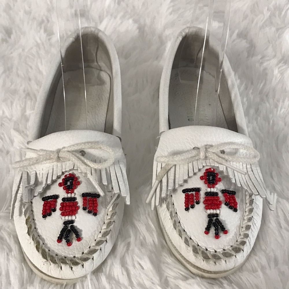 MINNETONKA White leather beaded moccasins. Womens SZ 6.